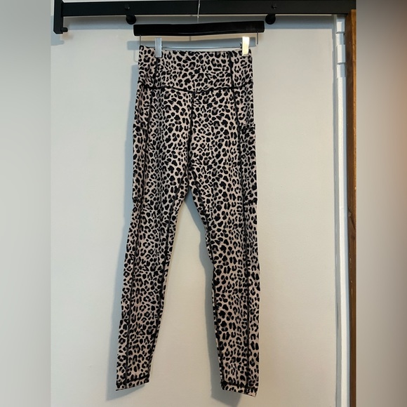 Omantic women’s high waisted workout leggings w/pockets. Leopard print. Size S. - Picture 1 of 2